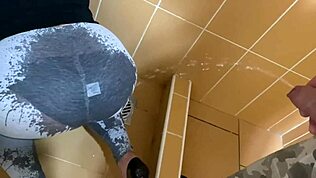 嘿，你为什么一直往我的紧身裤上尿？我裤子也湿透了！