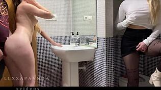 يا ريت، نيك حبيب صديقتي يخليني مبلولة، خصوصاً لما يقذف جوا