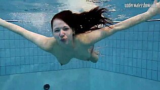 Tmavovlasá tínedžerka Andrea ukazuje najhorúcejší zadok pod vodou