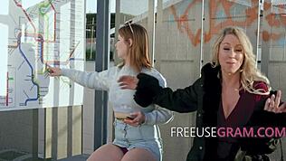 Voľný sex na autobusovej jazde dráždi nudnú teenku a milf