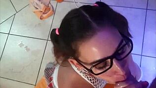 Používám svou děvku jako lidskou toaletu, čůráme jí do pusy zatímco cucá čumí