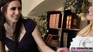 När tjejer leker, Aiden Ashley och Tegan Summers dyker in i vilda hångelsessioner. Sluta inte, kyss hårt!