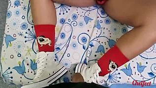 Min kæreste forfører mig med sine sko og røde sokker til en footjob indtil jeg kommer