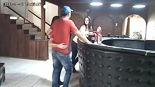 Πιασμένος σύζυγος να απατά παίρνει karma σε σπιτικό ομαδικό creampie