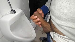 在商场厕所硬邦邦，旁边还有偷窥者，看这户外无套内射！