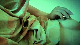 Horúca ázijská stewardesa sa ohýna v hoteli na doggystyle sex