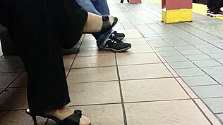 Я ценю скрытые моменты с ножками в чулках, дразнящими пальцы ног