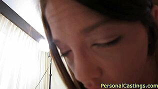 Ekte casting-skjønnhet bøyd over for doggystyle-knulling
