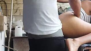 Γάμησα αυτή την hermosa putita στο συνεργείο και χύθηκα στα γεμάτα βυζιά της