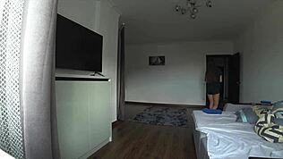 Vrouw sluipt met familievriend voor anale seks op de bank voor man thuiskomt, echt bedrog 😈