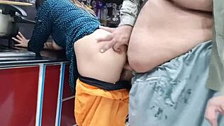  Desi háziasszony anált kap a konyhában főzés közben... rohadt dögös