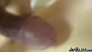 Japonská nováčka dostává tvrdé prcání od staršího chlapa v divoké akci.