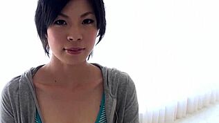 Japanske brunette Saki Aoyama i kimono suger kuk med rå lidenskap usensurert.