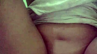 Gadis solo meneroka nafsu dalam video lucah yang memikat.