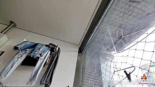 Magrelo dotado globoko zabada v espanhols tesno luknjo med divjim gangbangom.