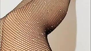 Sexy štíhlé nohy Depravedminx září v sólo hře venku