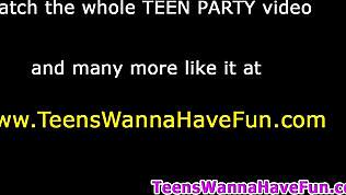 스타킹 신은 틴 18+ 거대한 자지 빨기