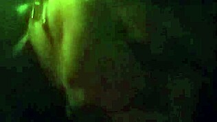 Chica ebony traga semen tras hablar sucio mamando polla negra