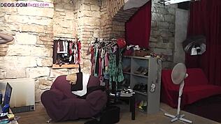 Amatör genç 18+ striptease yırtık kıyafetle kuliste tahrik