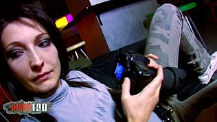 hej, poglej to luštno mlado 18+ latino najstnico kako jo trdo nikajo v baru