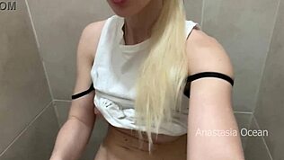 Rohatý chlap prichádza na verejnej toalete, zatiaľ čo ľudia rozprávajú vonku