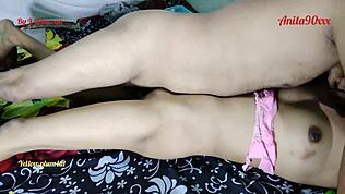 הכוס של האישה ההודית בבית נרטבה כל כך מזיין קשה של בעלה