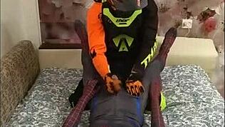 Ja sam Spajdermen i tip na motoru, radimo gej masturbaciju u spandeksu zajedno, toliko je vruće ali ne mogu prestati da mislim o tome...