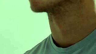 Stor-rumpad skönhet med rakad fitta rider massiv kuk i cowgirlställning, drar i hår tills utlösning