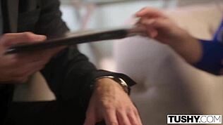 Poslovna ženska Nicole sklene posel z divjim dvojnim prodorom in vročim trojčkom