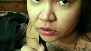 Hej, glej to azijsko punco, ki profesionalno deepthroata prijateljev kurac?