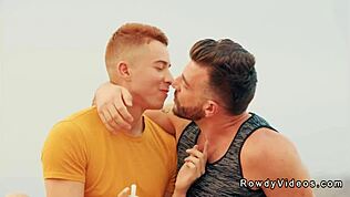 Γεια παιδιά, δείτε αυτό το gay ζευγάρι να τρελαίνεται με anal και blowjobs στην εξοχική διακοπές, μυώδεις hunks με μεγάλα καυλιά bareback 😈