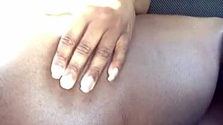 Guarda questa travesti con cazzo mostruoso che allarga un culo stretto bareback