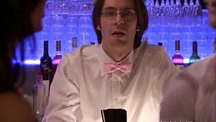 Christine Nguyen in Angelina Bulygina v Party Down sezoni 1 epizodi 5