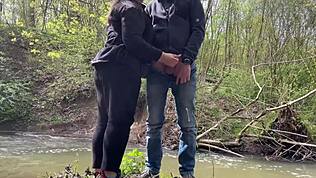 Hej, tjek denne sexede fede fremmede der giver mig håndjob ved søbredden!