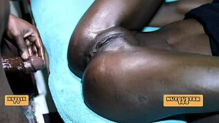 جميلة سمراء تأخذ كريمباي شرجي عميق