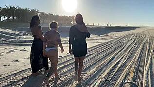 라티나 친구들과 해변에서 누드로 산책. 문신한 알몸 몸 보며 흥분한 남자들, www.cassianacosta.com