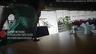 Frech und nackt mit Upskirt-Kick in einem öffentlichen Café