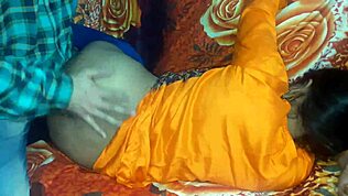 Attrice indiana gode sesso casual caldo a casa