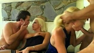 לסביות בוגרות מלקקות כוס באורגיה פרועה