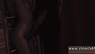 Non ci credo, sto guardando questa brunetta 18+ farsi scopare duro e doppia penetrazione all'aperto, povera Goldie...