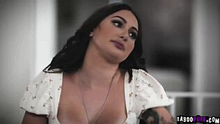 سجانة كنزي تايلور تتعامل مع مشاكل السجين لابنة زوجها