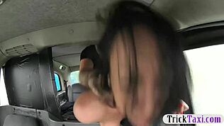 Meu pauzão mamado de lingerie na rua pela motorista, gozada na cara