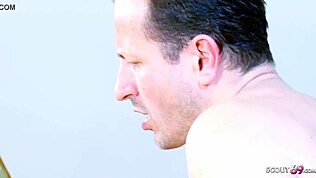 Mała blondynka uwodzi starego faceta na ostry ruch