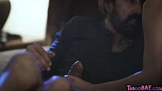 Figliastra succhia avidamente il cazzo enorme del patrigno prima di una scopata intensa nella figa