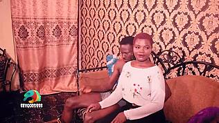 Μεγάλη Αφρικανίδα καυλώνει με πούτσο στο ζουμερό μουνί της