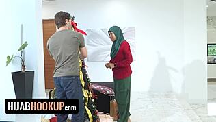 Hijab-junge stößt zu verbotenem Stiefamilien-Dreier für ihr erstes amerikanisches Weihnachten