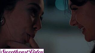 Θετές αδερφές Karlee Grey & Charlotte Cross γεύονται τα βρεγμένα μουνιά τους σε βραδιά ταινίας