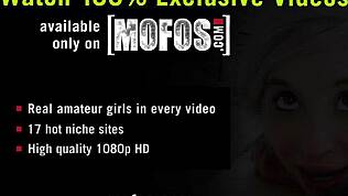 fit sarışın Lola salatalık ve yumruklarla kendini vahşi solo eğlence için kullanıyor