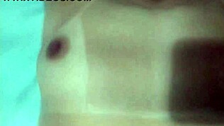 Mec vierge jouit fort en défonçant ma chatte mouillée