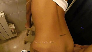 Esposa loira acaricia pau com pés e faz gozar neles